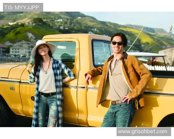 足球巨星与妻子甜蜜合照 展现温馨家庭生活与幸福时光