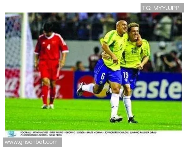 足球巨星遭袭击不幸遇害事件震惊世界足坛各界反应激烈